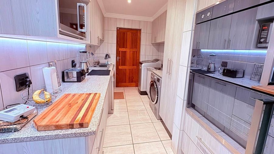 5 Bedroom Property for Sale in Reebok Western Cape